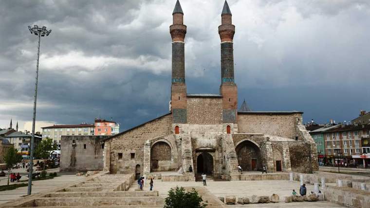 Çifte Minareli Medrese, iki yüksek minaresiyle tarihi bir yapıdır.