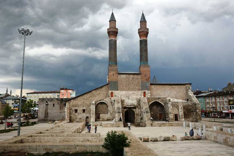 Çifte Minareli Medrese, iki yüksek minaresiyle tarihi bir yapıdır.