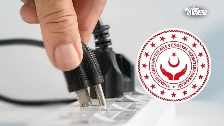 Bir el, elektrik prizine takılan fişi tutuyor; yanında Aile ve Sosyal Hizmetler Bakanlığı logosu bulunuyor.