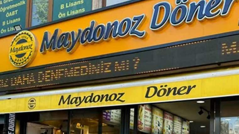 Maydanoz Döner tabelası bulunan restoranın cephesi; giriş camları ve içerideki menü panoları görülüyor.