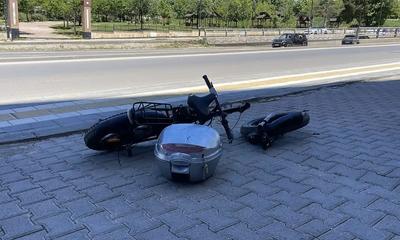 Sivas'ta Elektrikli Bisiklet Kazası Kamerada: 1 Kişi Ağır Yaralandı