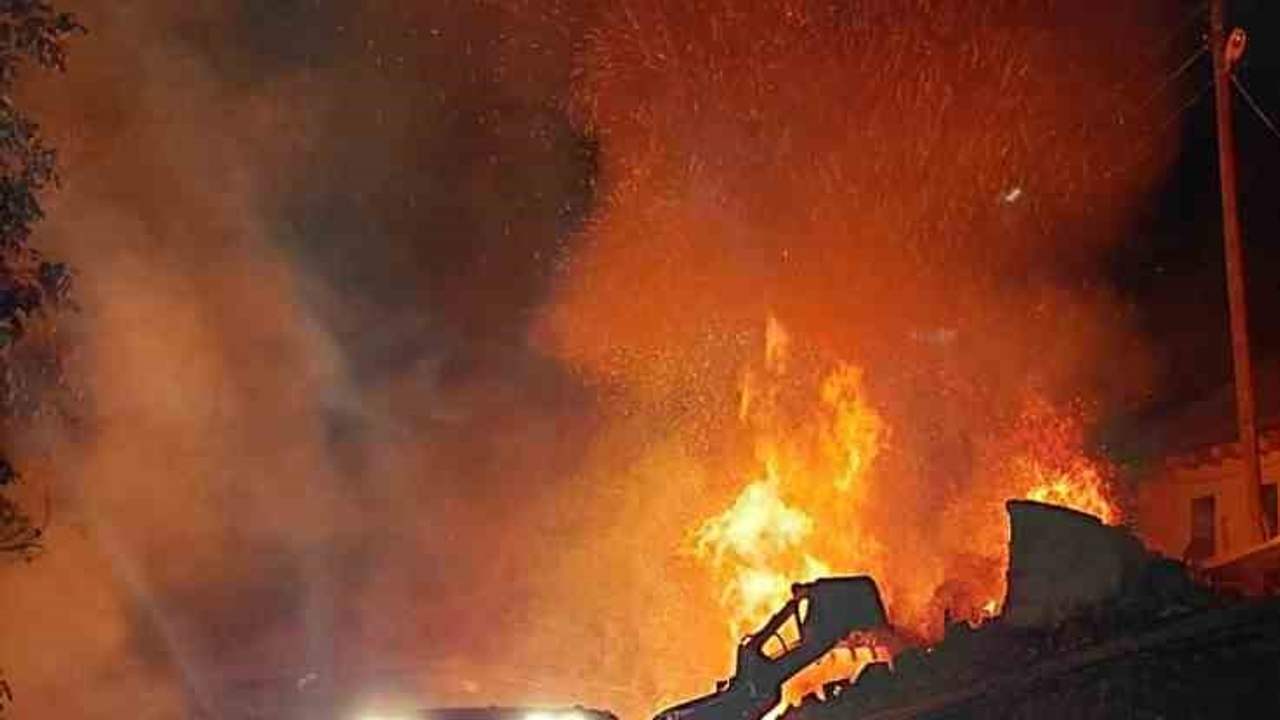 Binanın tamamını saran yangın, evi kullanılamaz hale getirdi