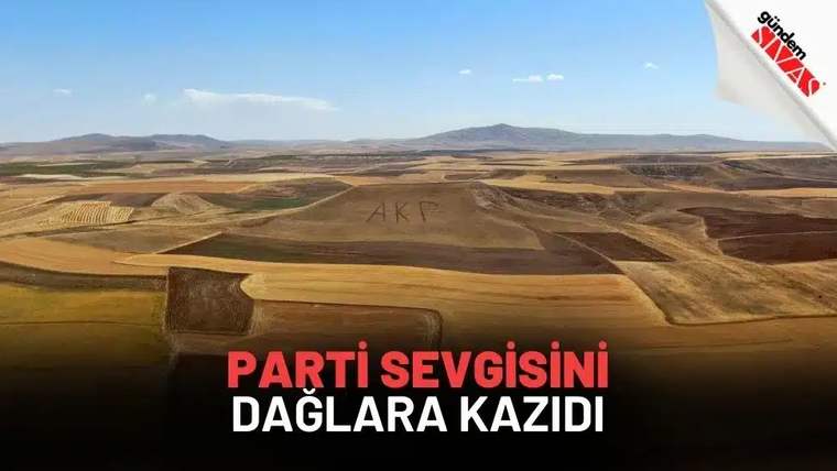 Bir dağın yamaçlarına kazınmış "AKP" yazısı, çevresindeki tarım arazileriyle birlikte görünmekte.