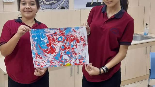 Sivas Müzelerinde Geleneksel Sanatlar Canlanıyor: Minik Ellerden Ebru Şöleni