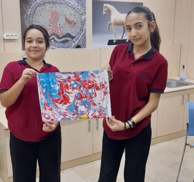 Sivas Müzelerinde Geleneksel Sanatlar Canlanıyor: Minik Ellerden Ebru Şöleni