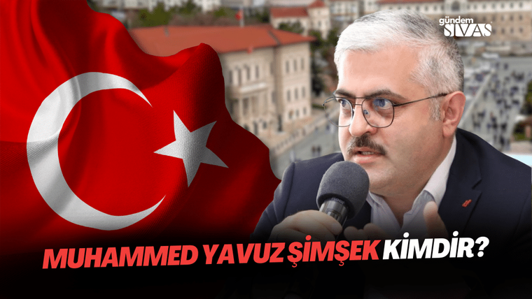 Arka planda Türk bayrağı, ön planda mikrofonla konuşan bir kişi.