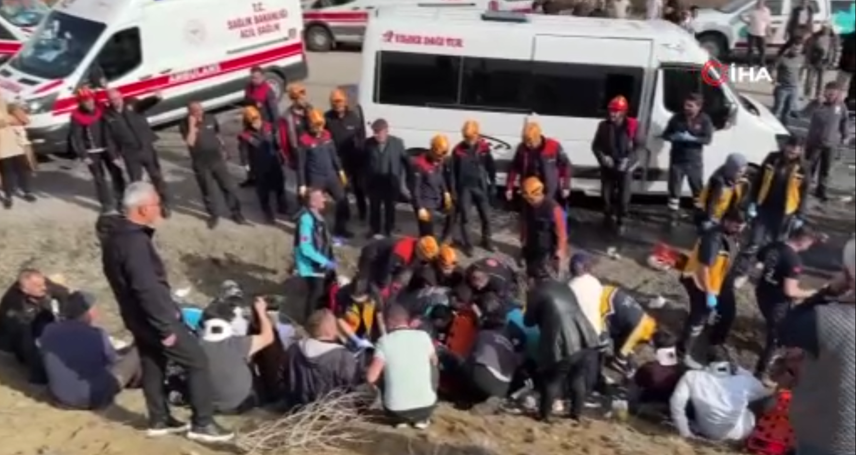 Sivas’ta Öğretmenleri Taşıyan Minibüs Kaza Yaptı: 2 Ölü, 14 Yaralı (2’si Ağır)