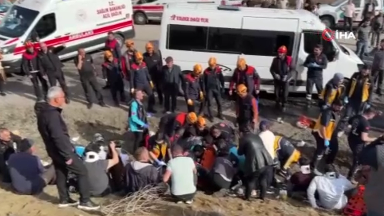 Sivas’ta Öğretmenleri Taşıyan Minibüs Kaza Yaptı: 2 Ölü, 14 Yaralı (2’si Ağır)