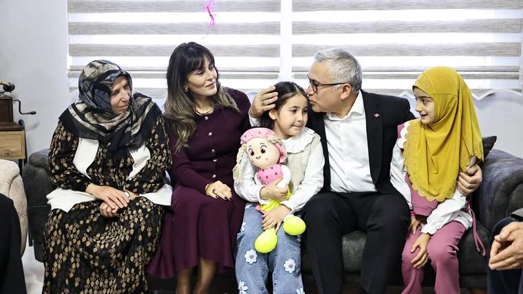 Vali Yılmaz Şimşek'ten Uzman Çavuş Kızı Gökçe'ye Duygulandıran Ziyaret