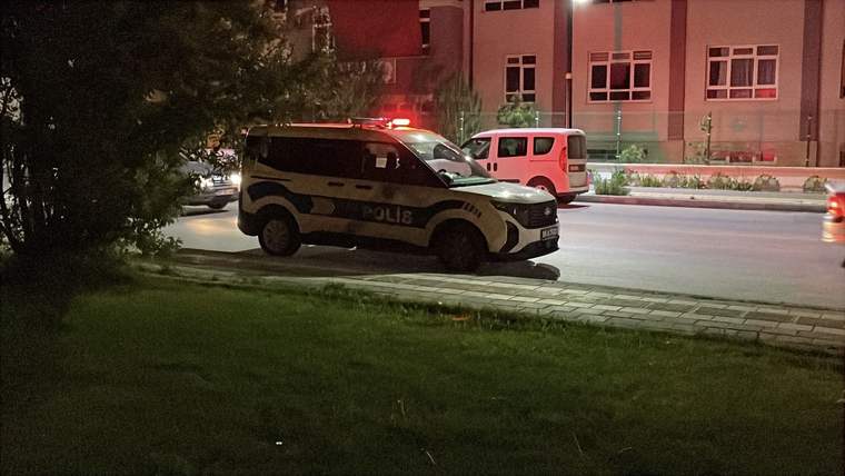 Sokakta park etmiş bir polis aracı, yanındaki başka bir araçla birlikte görünmekte.