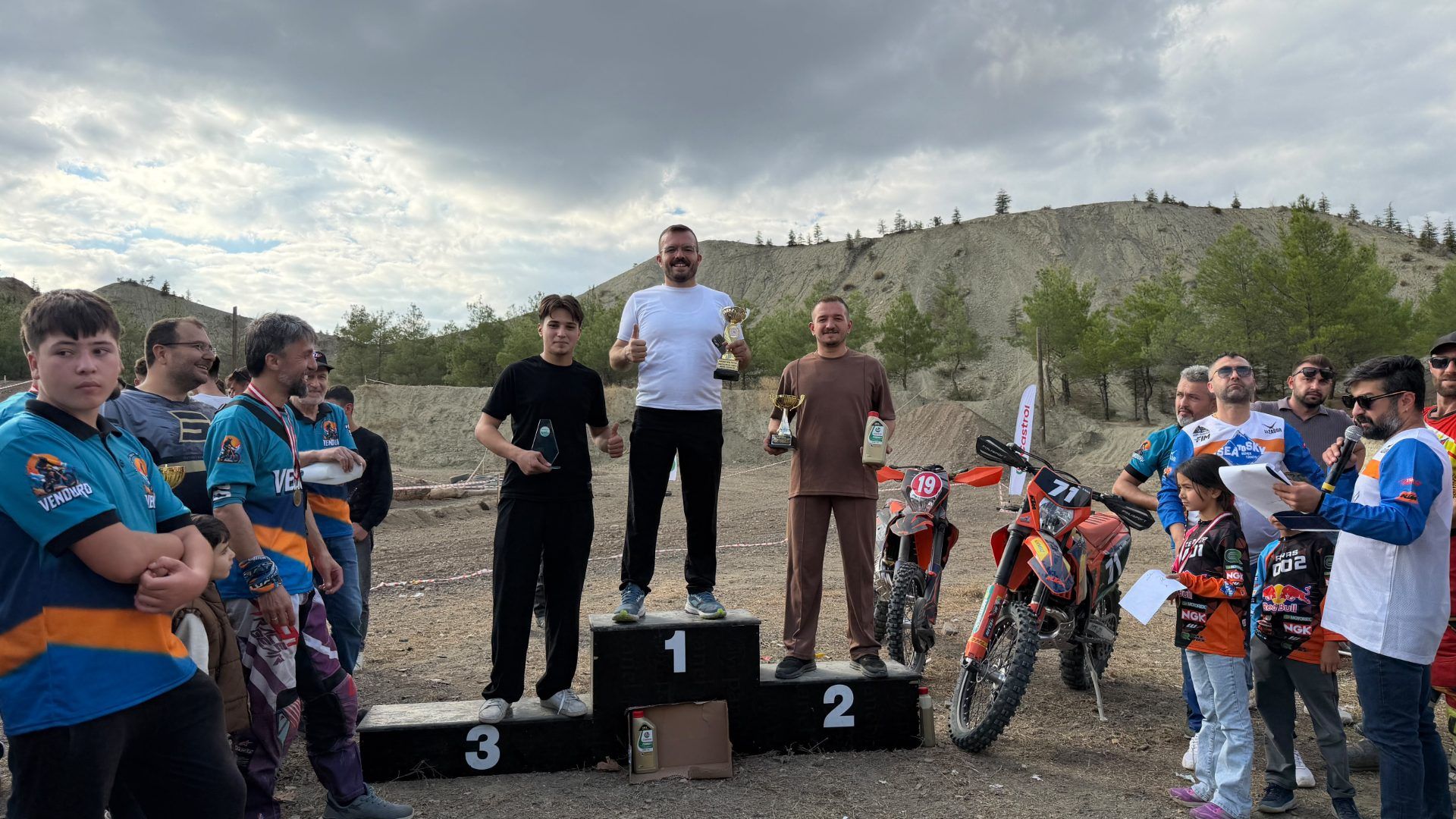 Sivaslı Motorcular Çorum’dan Üç Kupayla Dönüyor