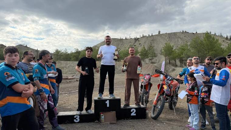 Sivaslı Motorcular Çorum’dan Üç Kupayla Dönüyor