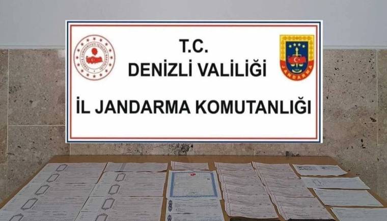 Denizli Valiliği ve İl Jandarma Komutanlığı tabelası, üzerinde çeşitli belgelerle birlikte.