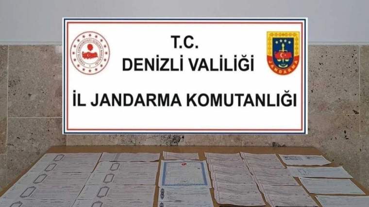 Denizli Valiliği ve İl Jandarma Komutanlığı tabelası, üzerinde çeşitli belgelerle birlikte.