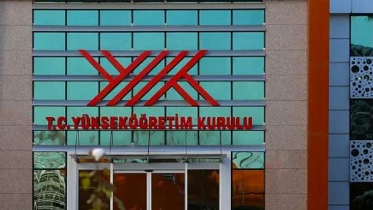 T.C. Yükseköğretim Kurulu binasının ön cephesi, büyük harflerle yazılmış ismi görünmekte.