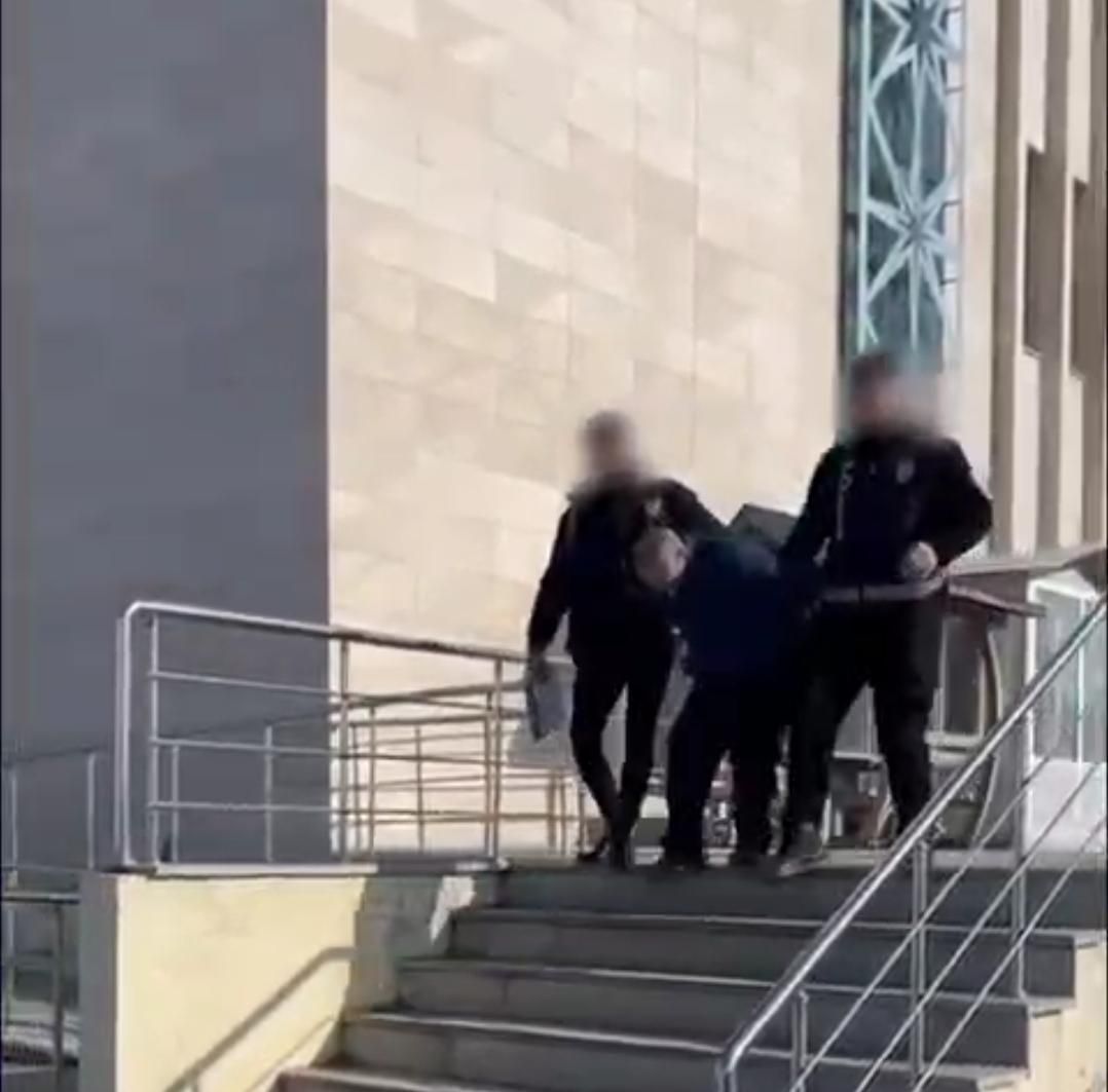 Kars’ta çeşitli suçlardan aranan şahıs çatıda kıskıvrak yakalandı - Birlik Haber Ajansı