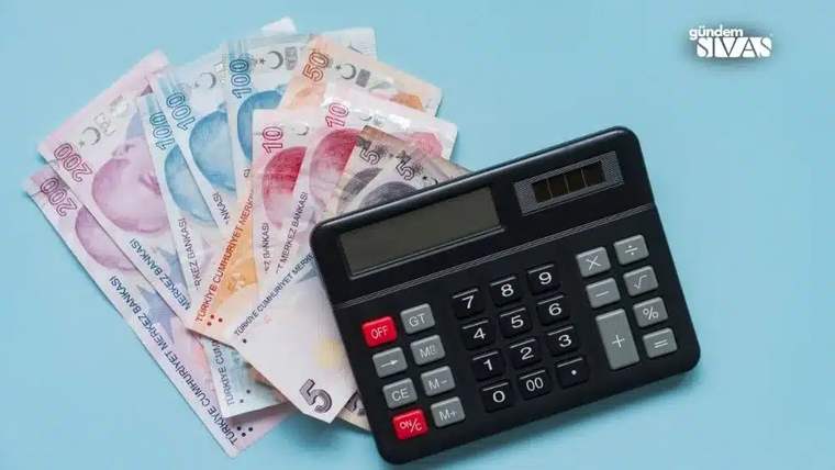 Mavi zeminde çeşitli Türk lirası banknotları ve yanında siyah bir hesap makinesi bulunuyor.