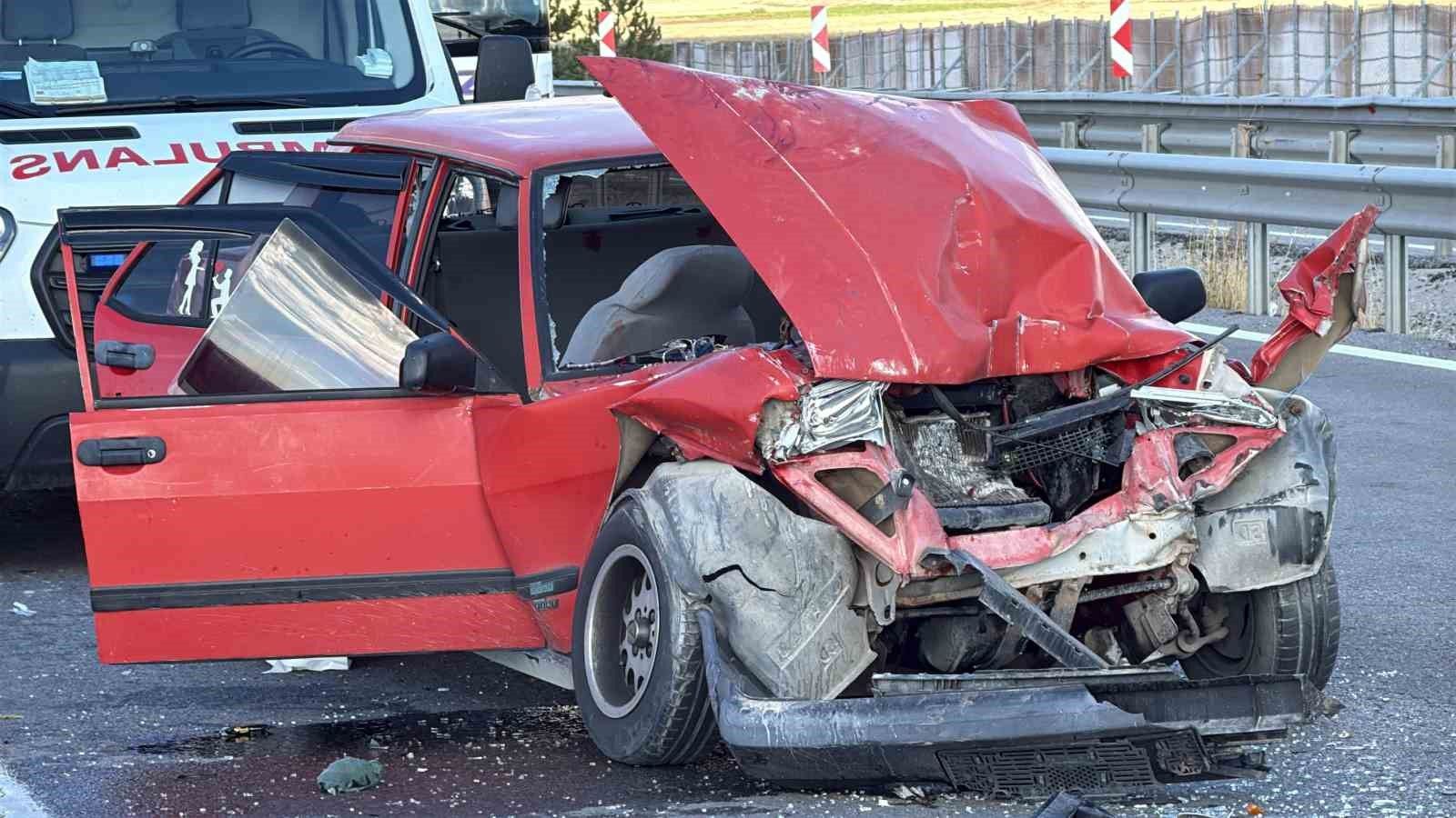 Sivas-Kayseri yolunda tıra çarpan otomobilde 6 kişi yaralandı