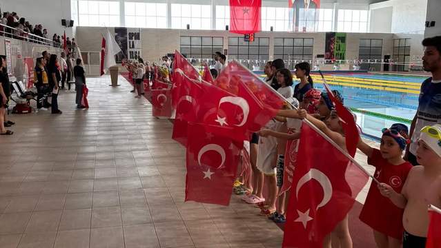 Sivas'ta Cumhuriyet Coşkusu Yüzme Şenliği ile Başladı