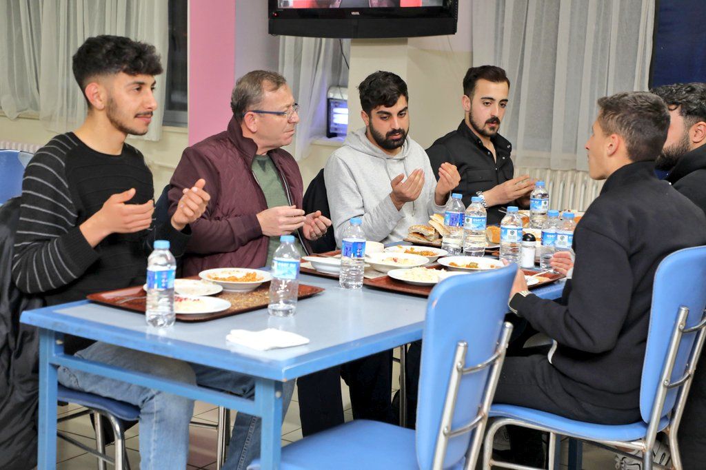 Kars Valisi Ziya Polat, iftarını KYK Erkek Öğrenci Yurdu'nda yaptı - Birlik Haber Ajansı