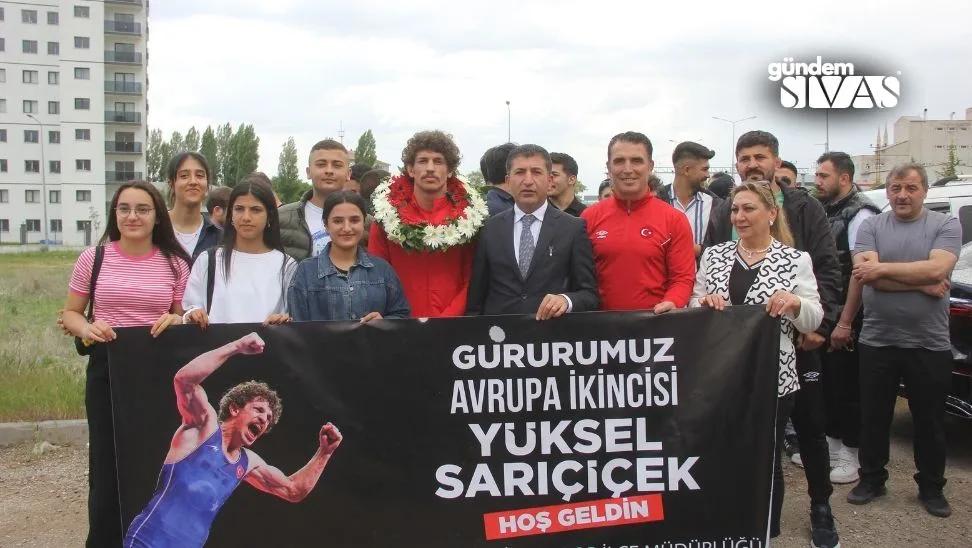 Avrupa İkincisi Güreşçi Sarıçiçek Sivas'ta