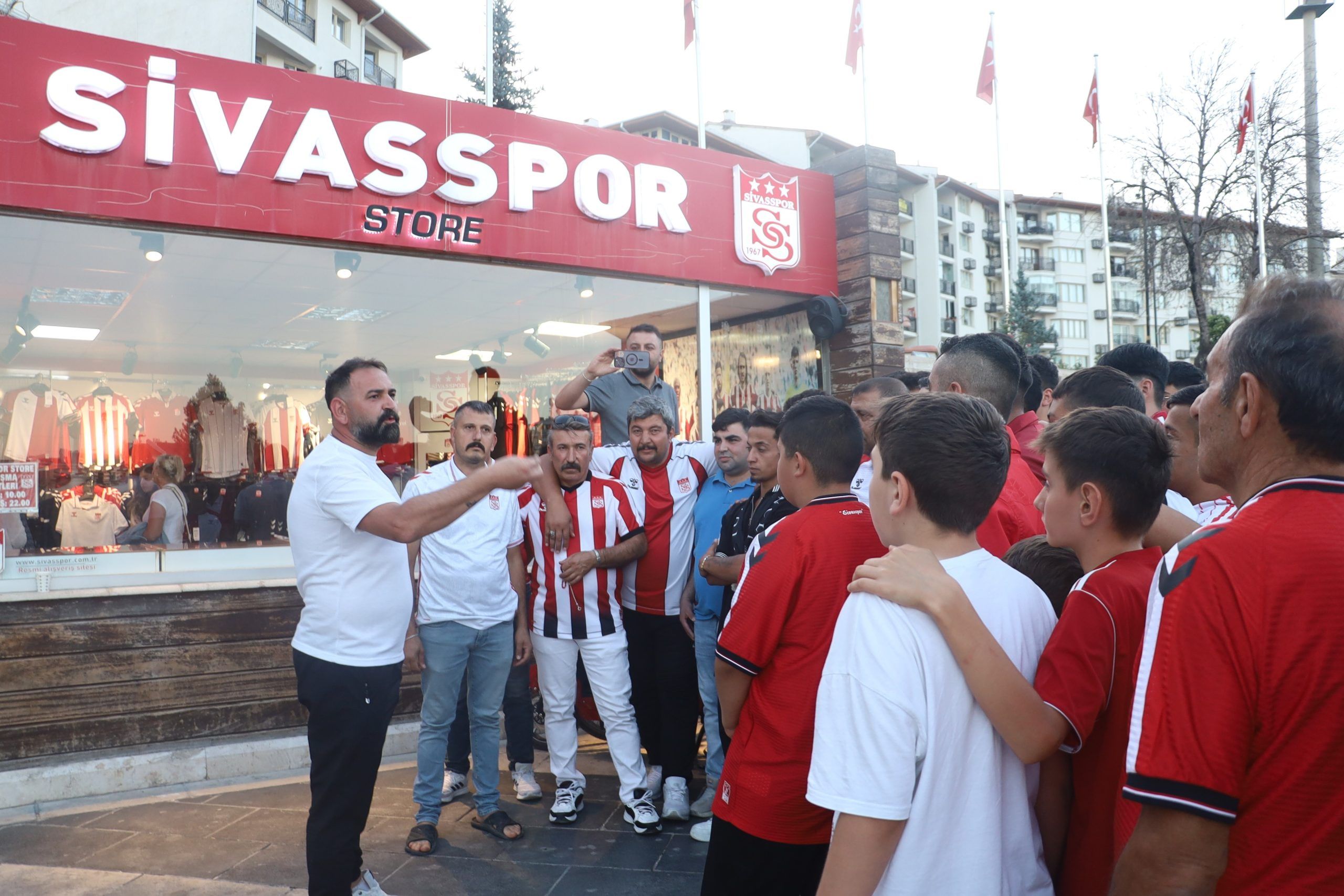 Sivasspor Taraftarından "Vefa Sezonu"na Anlamlı Destek!