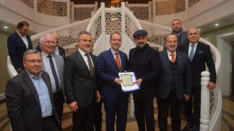 Fatih Erbakan, Ankara Kent Konseyi'nde bir belge tutarak diğer katılımcılarla birlikte poz veriyor.