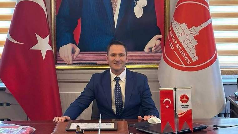 Koyulhisar Belediye Başkanı Bora Karakullukçu istifa etti