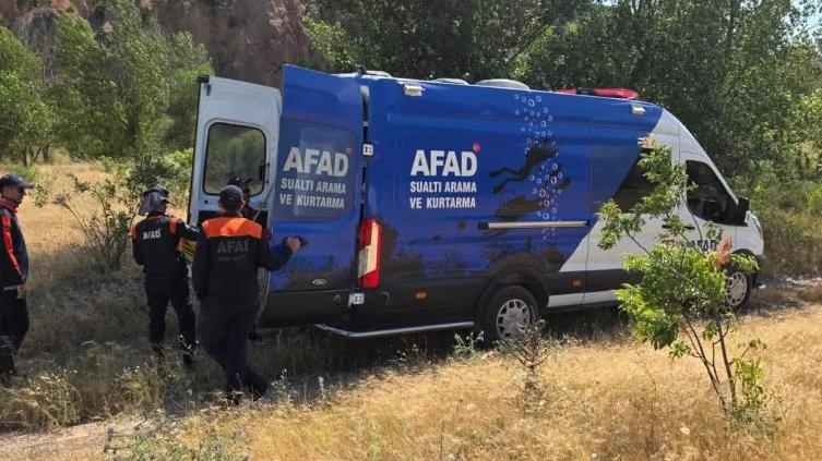 AFAD ekipleri, Kelkit Çayı'nda arama çalışmaları için hazırlık yapıyor.