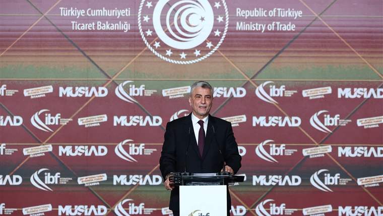 Bir kişi, arkasında Türkiye Cumhuriyeti Ticaret Bakanlığı logosu bulunan bir kürsüde konuşuyor.