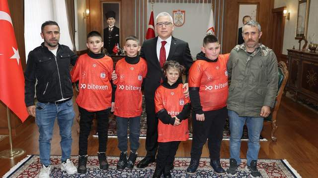 Kardan Kız Kulesi ile Türkiye’nin Gündemine Oturdular: Sivas Valisi Şimşek’ten Çocuklara Anlamlı Davet