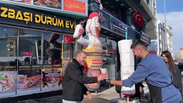 Sivas Suşehri’nde Kar Sürprizi: Döner Ustasından Kardan Döner Şovu İlgi Odağı Oldu