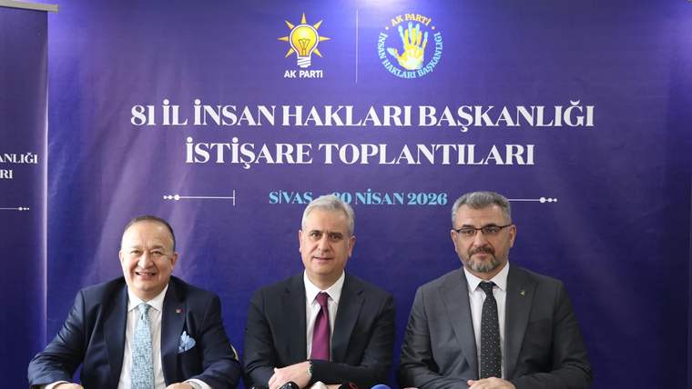 Üç kişi, arka planda AK Parti logosu ve insan hakları toplantıları yazılı bir pankartın önünde oturuyor.