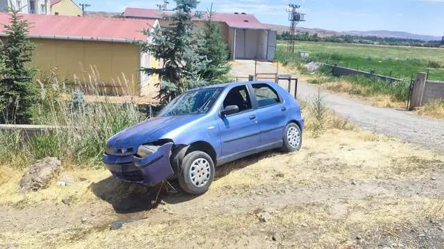 Sivas'ta Bariyerlere Çarpan Otomobilde 4 Kişi Yaralandı!