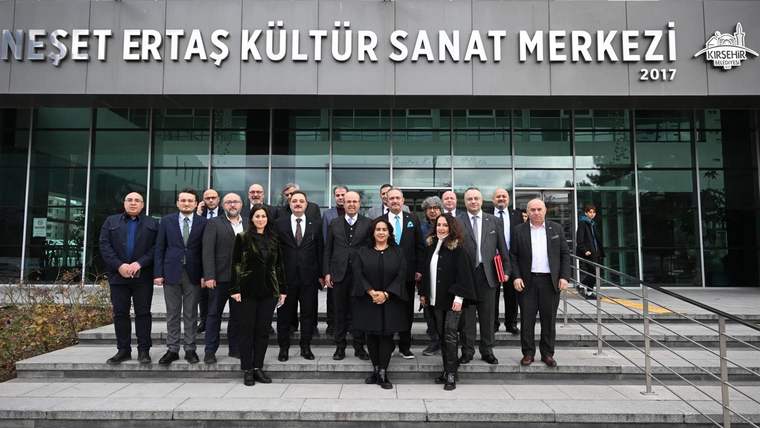 Neşet Ertaş Kültür Sanat Merkezi önünde, merdivenlerde yan yana duran bir grup kişi görülüyor.