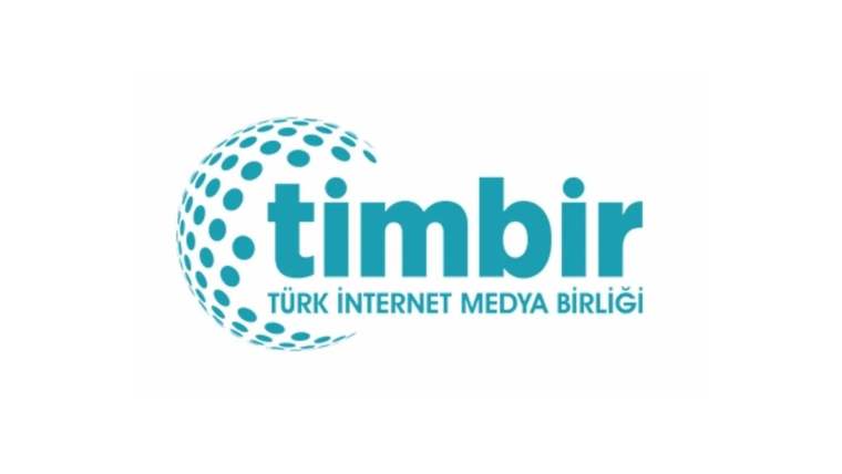 Beyaz zemin üzerinde turkuaz renkli küre simgesiyle birlikte “timbir” ve “Türk İnternet Medya Birliği” yazısı bulunuyor.