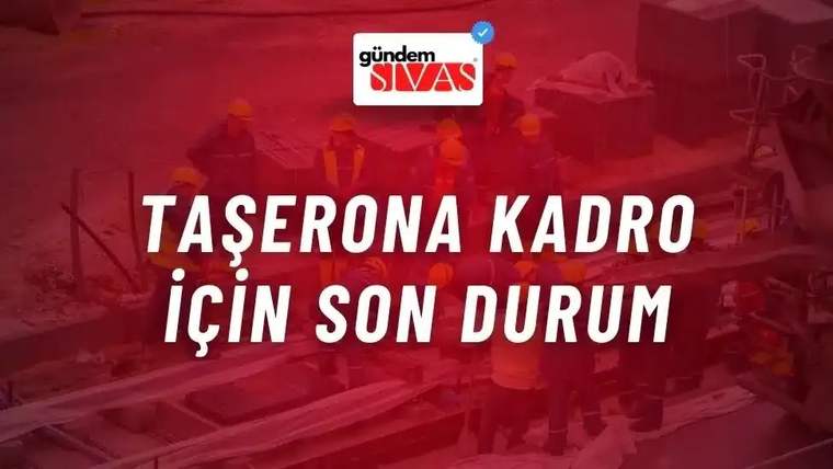 Şantiyede çalışan işçiler, inşaat malzemeleri arasında duruyor.