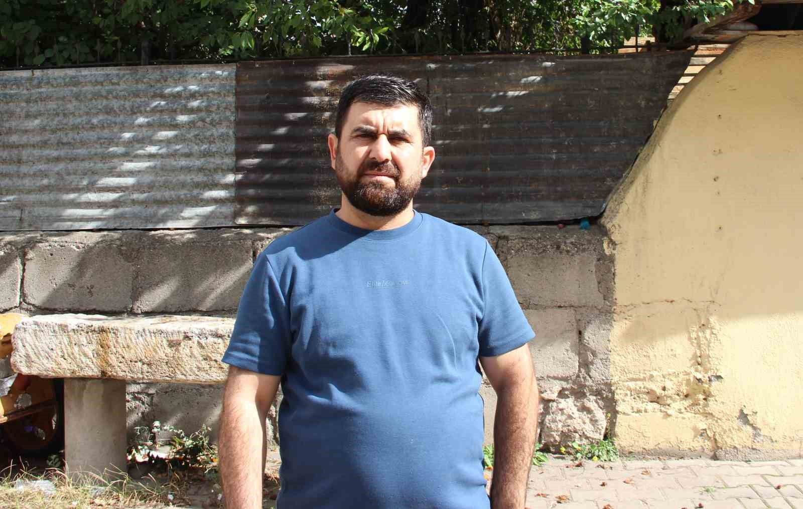 Sivas’ta musalla taşı cami bahçesi yerine kaldırımda bekliyor