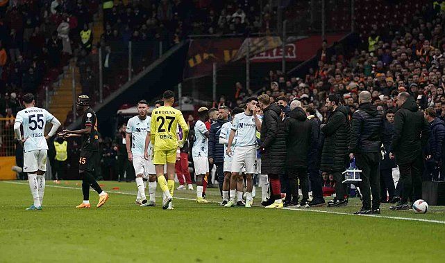 Galatasaray - Adana Demirspor maçı tatil edildi - Birlik Haber Ajansı