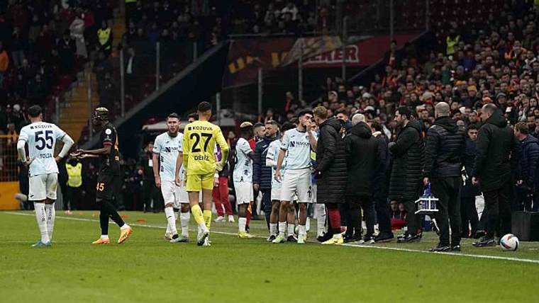 Galatasaray - Adana Demirspor maçı tatil edildi - Birlik Haber Ajansı