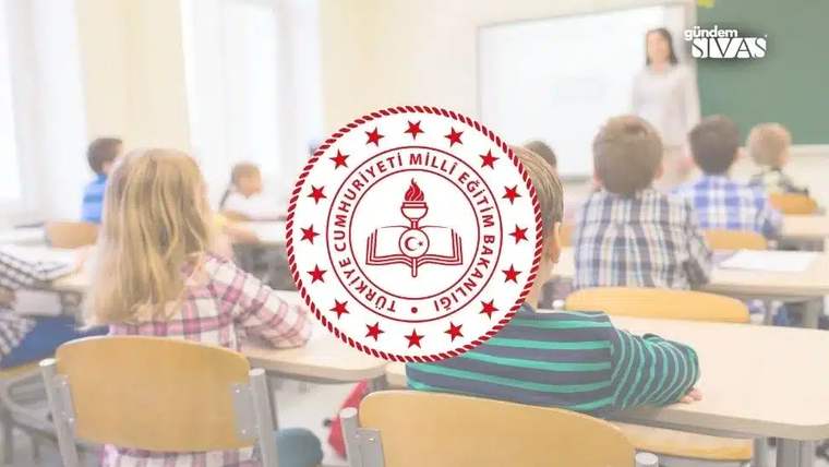 Sınıfta sıralarında oturan öğrenciler ve ön planda Millî Eğitim Bakanlığı amblemi görülüyor.