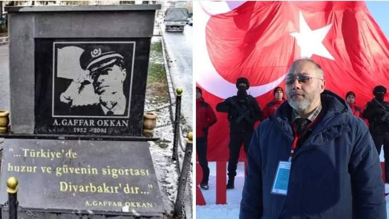İki bölümde, üzerinde A. Gaffar Okkan yazan anıt levhası ve Türk bayrağı önünde duran bir kişi görülüyor.