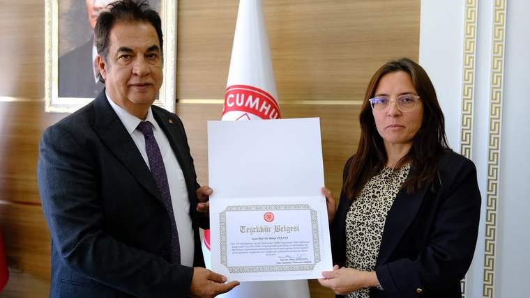 Sivas Cumhuriyet Üniversitesi Öğretim Üyesine Cumhurbaşkanı Erdoğan'dan Bilim Diplomasisi Ödülü