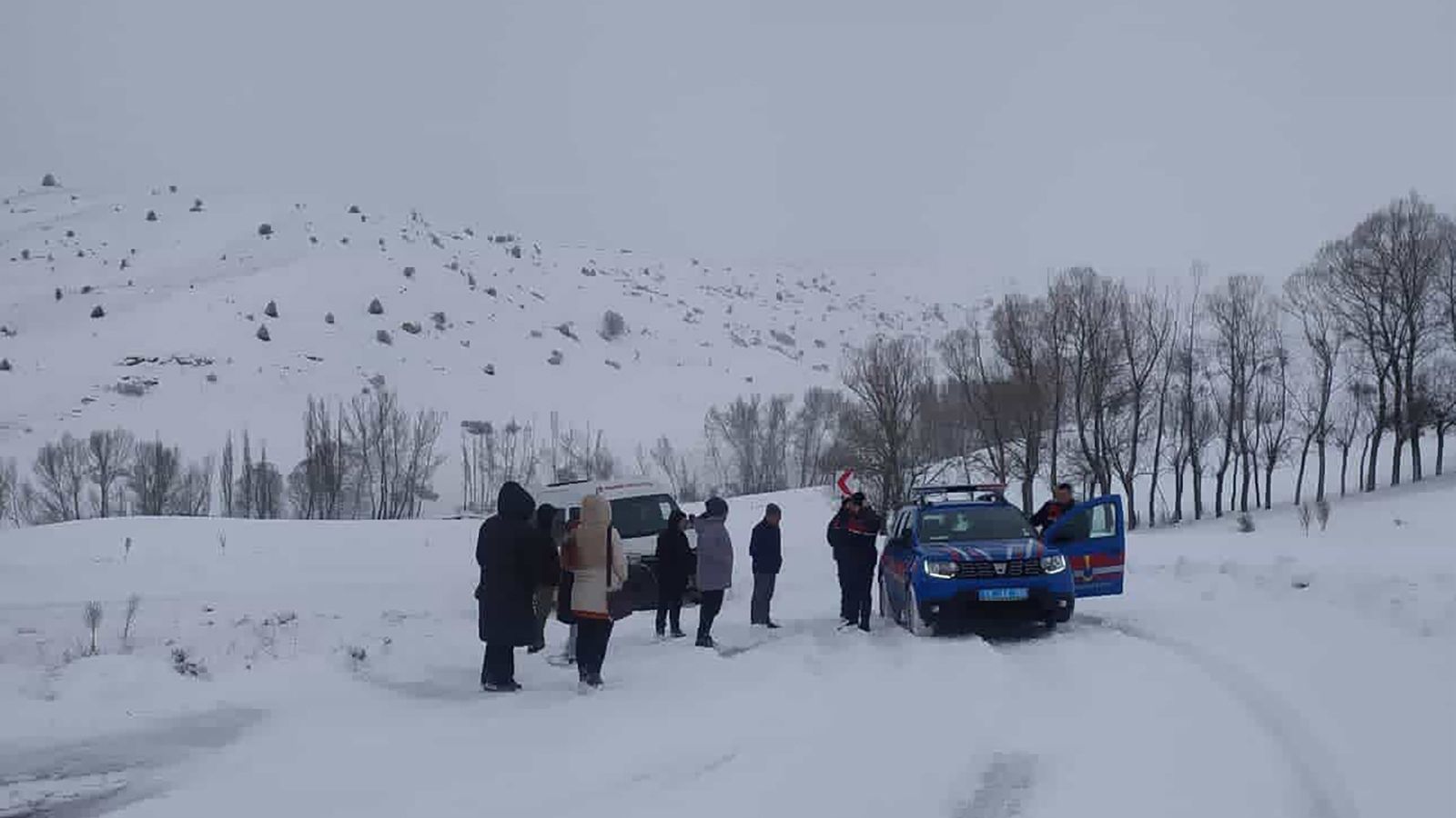 Sivas’ta Kar Ulaşımı Felç Etti: Köy Okuluna Gitmek İsteyen Öğretmenler Yolda Kaldı, Jandarma Yardıma Koştu