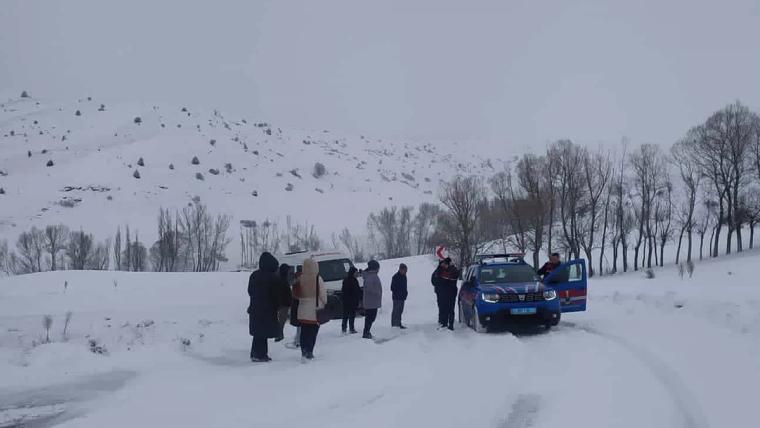Sivas’ta Kar Ulaşımı Felç Etti: Köy Okuluna Gitmek İsteyen Öğretmenler Yolda Kaldı, Jandarma Yardıma Koştu
