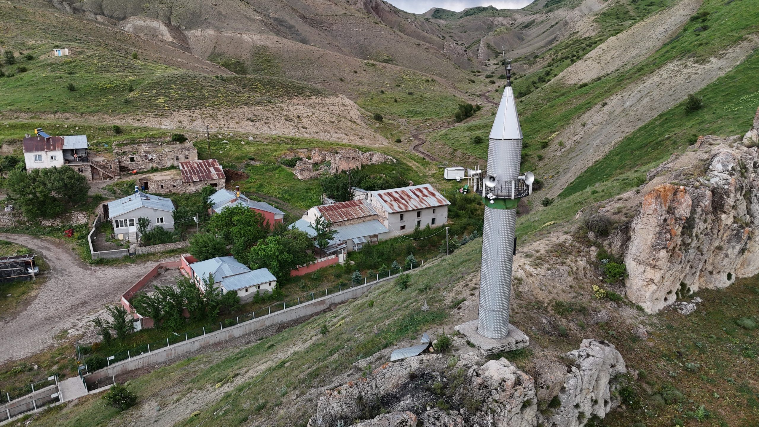 Minare ve Caminin 150 Metre Ayrı Olmasıyla Şaşırtıyor