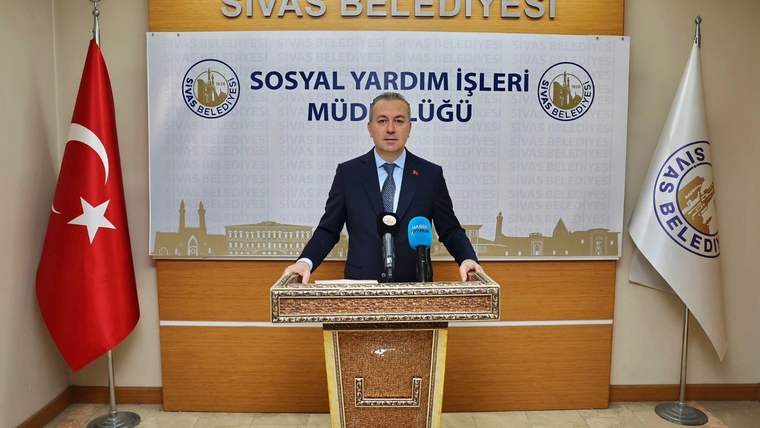 Sivas Belediyesi Sosyal Yardım İşleri Müdürlüğü'nde bir kişi basın toplantısı yapıyor.