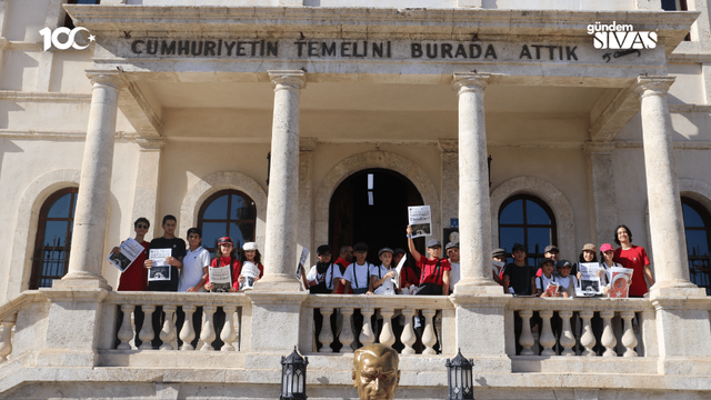 Sivas'ta Minikler Cumhuriyeti Müjdeledi