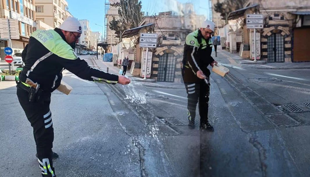 Kilis'te trafik polisinden örnek davranış: Buzlu yolda kaza önlemi - Birlik Haber Ajansı