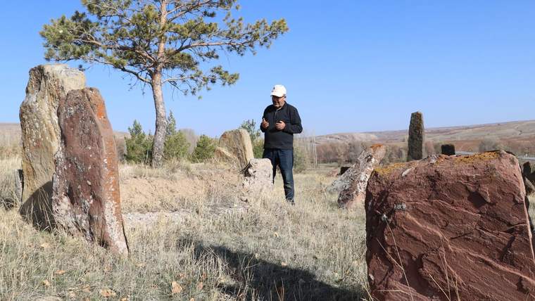 Sivas Karayün Köyü'ndeki 4 Asırlık Gizemli Mezarlık: Orhun Kitabelerini Andıran Taşlar